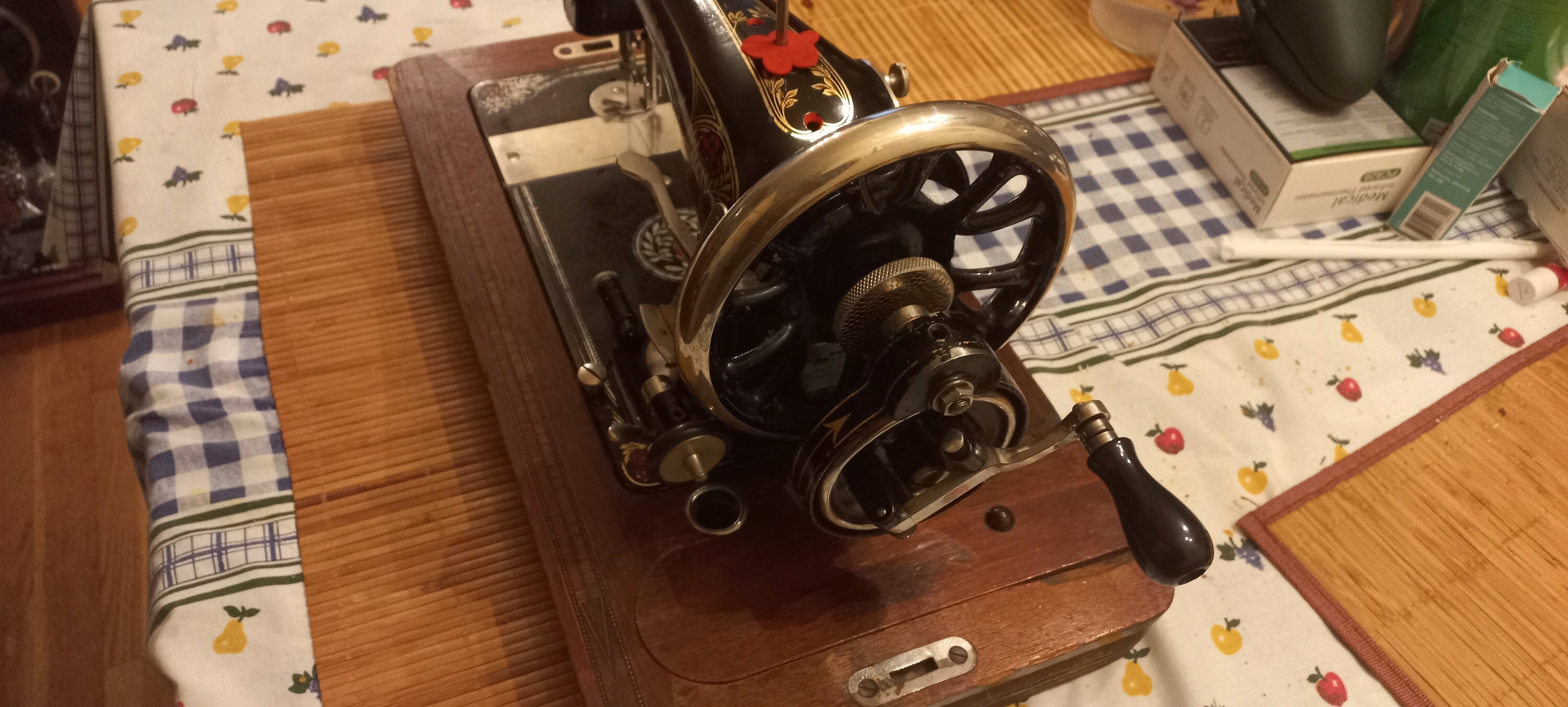 MANUAL SEWING, ANTIQUE Vesta VS3: Classic Hand-cranked Sewing