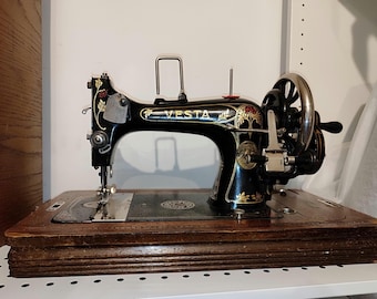 MANUAL SEWING, ANTIQUE Vesta VS3: Classic Hand-cranked