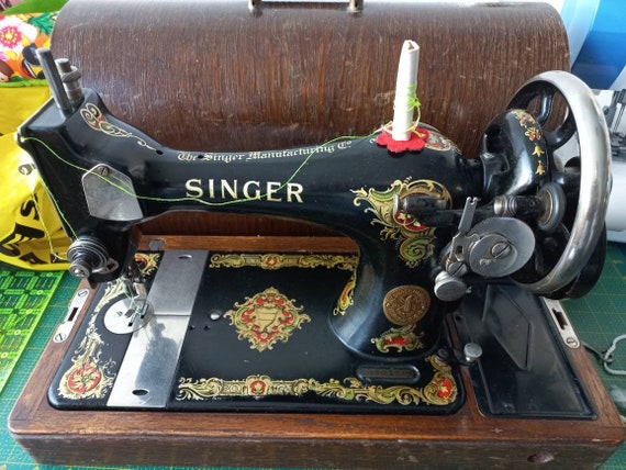 SINGER SEWING, VINTAGE Sewing Décor, Vintage Hand-held Crank Singer 128K Sewing  Machine Antique Manual Sewing Equipment -  Israel