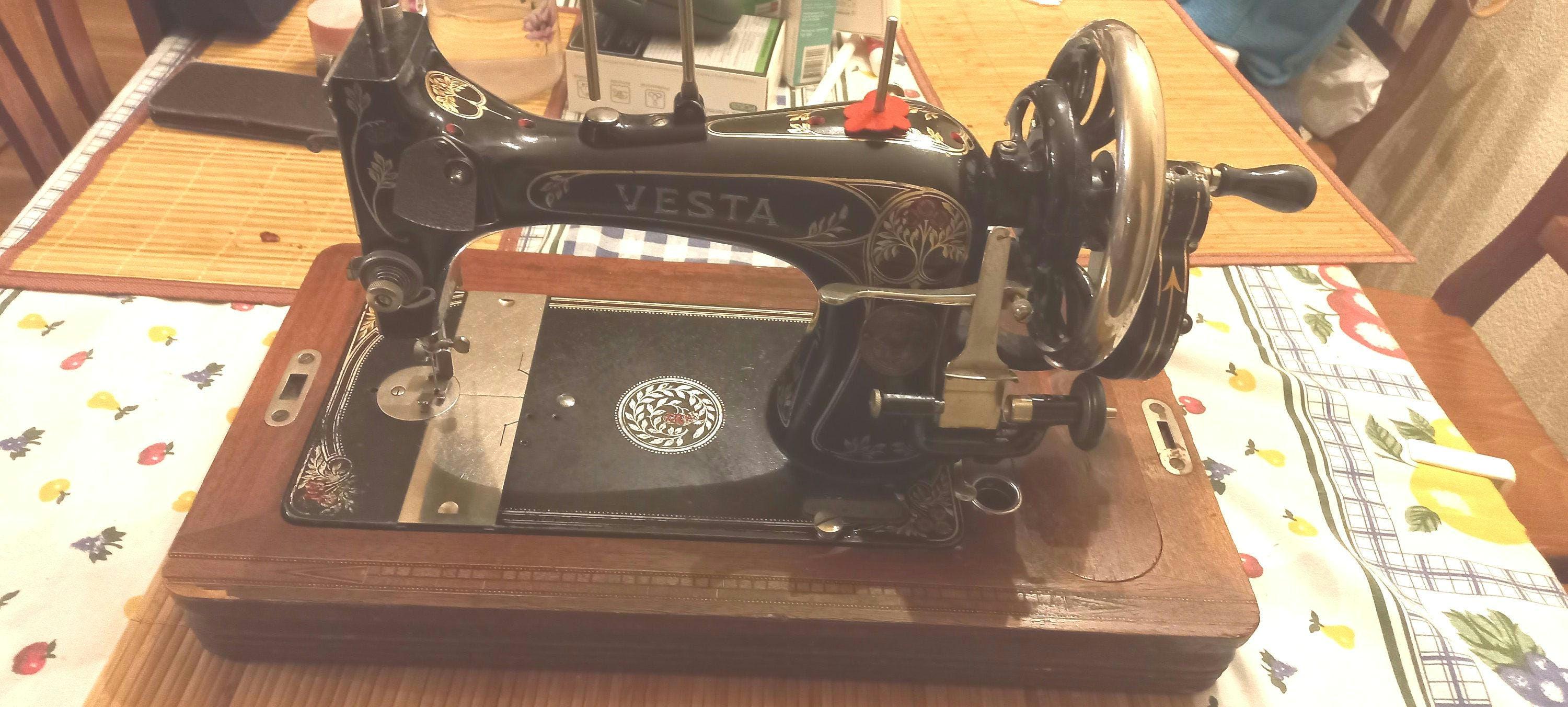 MANUAL SEWING, ANTIQUE Vesta VS3: Classic Hand-cranked Sewing