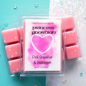 Könnte beinhalten: Ein Sechserpack rosa Wachs-Schmelzen in einem durchsichtigen Plastikbehälter. Das Etikett lautet "Hand Poured Scented Wax Melt Princess Guardian Pink Grapefruit & Bubblegum Net WT 2.5oz (70g)"