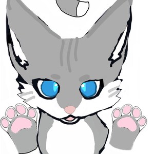 Pu&ograve; includere: Un'illustrazione di un gatto grigio e bianco con occhi azzurri e zampe rosa. Il gatto guarda direttamente lo spettatore con un'espressione giocosa.
