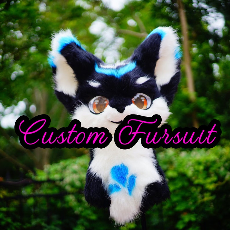 Pu&ograve; includere: Una testa di fursuit nera e bianca con accenti blu. La fursuit ha grandi occhi marroni e un'espressione felice. Il testo "Custom Fursuit" &egrave; scritto in lettere rosa nella parte inferiore dell'immagine.