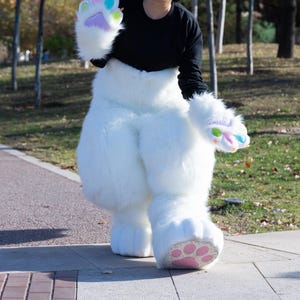 Geheel witte volledige fursuit-broek, Furry Convention Custom Fursuit Fursona, Evenement met dierenthema, Fursuit Benen Hand/Voeten Paws Tail