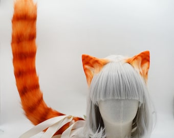Könnte beinhalten: Orangefarbene und weiße Katzenohren und ein flauschiger orangefarbener und weißer Schwanz mit einem weißen Band.