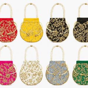 Può includere: Una collezione di otto piccole borse rotonde in vari colori, tra cui rosso, giallo, nero, rosa, bianco, blu e verde. Ogni borsa presenta intricati ricami floreali dorati e un manico di perline. Le borse hanno una chiusura con coulisse e dettagli metallici dorati.