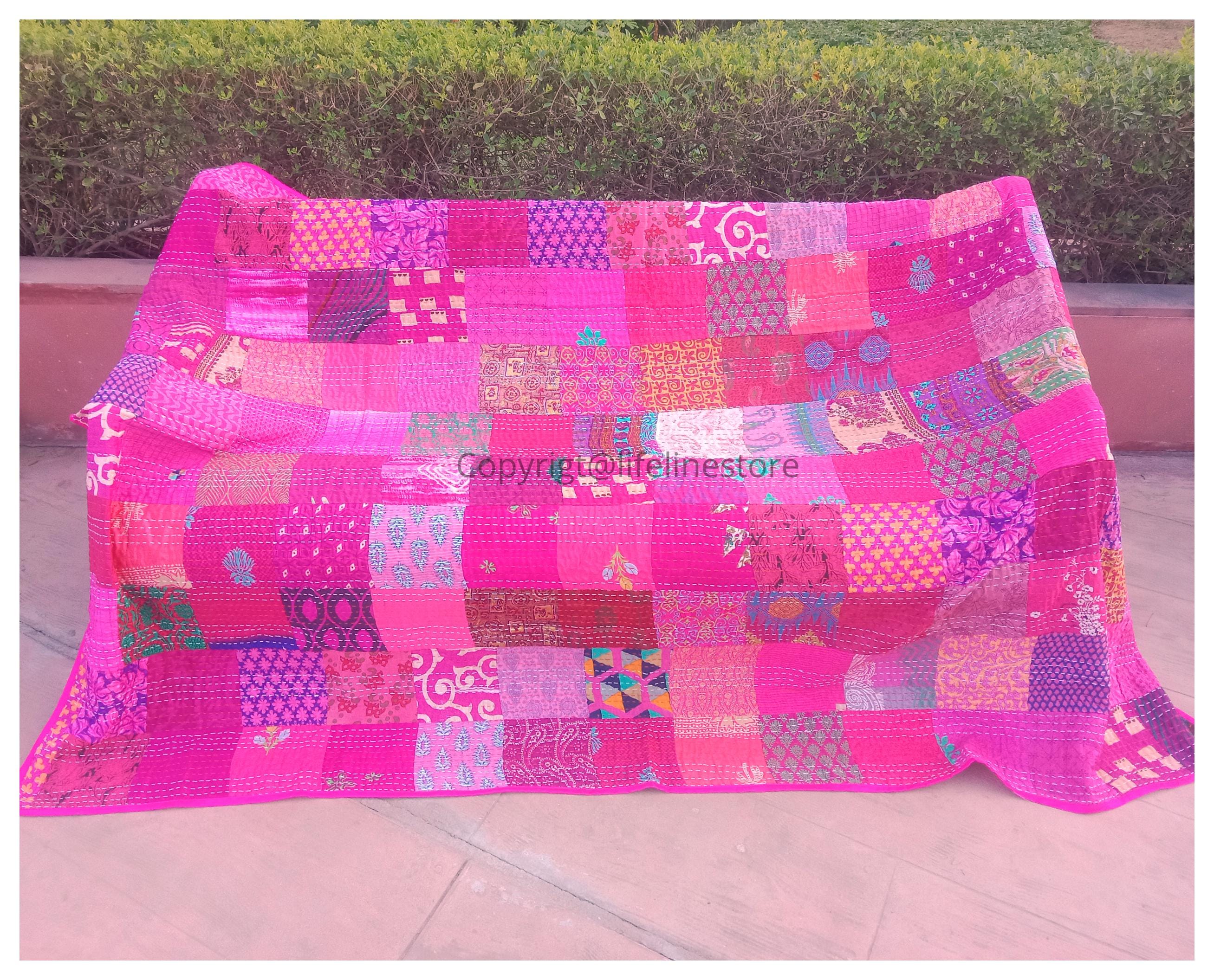 インドのヴィンテージキルトです。 カンタキルトの端切れで作ったパッチワーク インドのヴィンテージキルトです。 カンタキルトの端切れで作った