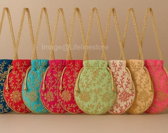 Könnte beinhalten: Eine Sammlung von acht bestickten Beuteln mit Kordelzug in verschiedenen Farben, darunter Blau, Rot, Türkis, Pink, Grün, Creme und Gold. Jeder Beutel hat goldene Blumenstickereien und einen passenden goldenen Kordelgriff. Maße in Zentimetern.