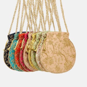 Może przedstawiać: Kolekcja kolorowych, haftowanych torebek ze sznurkiem. Każda torba ma unikalny kolor i skomplikowany złoty haft kwiatowy. Torby mają złote uchwyty ze sznurka i frędzle, idealne do przenoszenia małych przedmiotów.