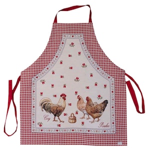 Op de afbeelding: Een rood-wit geruite schort met een haan- en kippenontwerp. De schort heeft een centraal paneel met een haan, twee kippen en een mand. De woorden "Coq" en "Poules" staan op de schort.