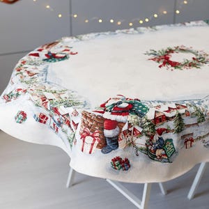 Vit oval julduk, jultomtens snöiga by gobelängduk, juldekoration