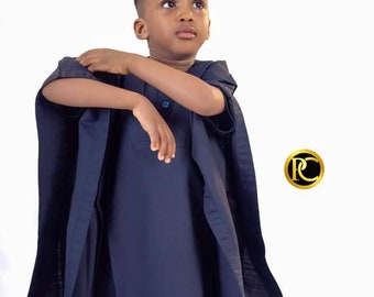 かわいいアフリカの子供服、アフリカの男の子セット、アグバダ付きのシャツとズボン、子供用アフリカの黒いスーツ、子供用伝統衣装