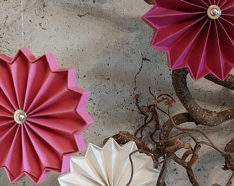Papier-Plissee-Anhänger in rosa/beige/brombeer Tönen und mit Verzierung, dezente Akzente für eine stilvolle Raumgestaltung