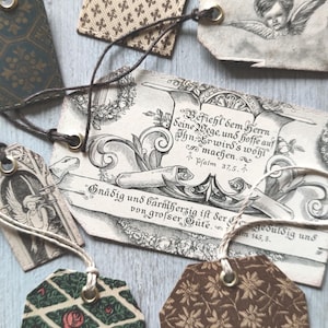 Anhänger aus alten Schriften mit edlem Design und christlichen Motiven in handgefalteter Geschenkverpackung, Vintage, Upcycling, Mitbringsel