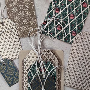 Anhänger aus alten Schriften mit edlem Design und christlichen Motiven in handgefalteter Geschenkverpackung, Vintage, Upcycling, Mitbringsel