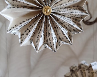 Handgefaltete Papieranhänger mit Plissée-Faltung, Dekoration zum Aufhängen, nachhaltige Ganzjahresdeko, Buchseiten und Recyclingpapier