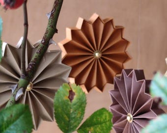Handgefaltete Papieranhänger mit Plissee-Faltung und Perle, Origami Dekoration zum Aufhängen, edle Herbst- und Ganzjahresdeko