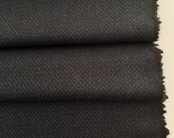 Tessuto di lana pregiata, di un famoso stilista italiano, sottile e morbido, colore: nero-blu scuro. Ultimo pezzo disponibile: 1 metro.