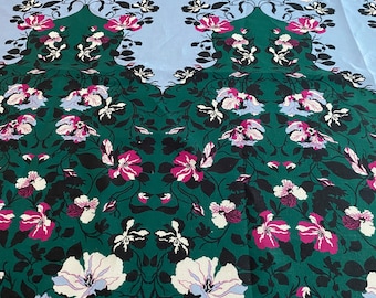 Italienskt linnetyg, designertyg i känd designerstil, hög kvalitet, mönster som löper längs tyget.
