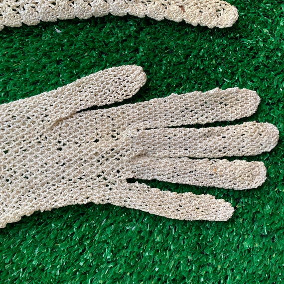 Lovely Vintage Crocheted Gloves - image 3