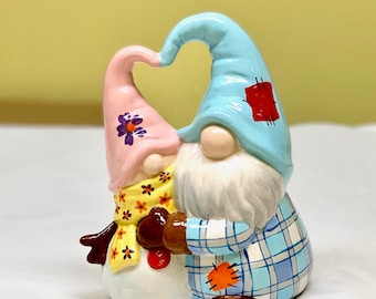 Handgeschilderd knuffelende kabouterbeeldje: uniek tuindecor (7,5" hoog)