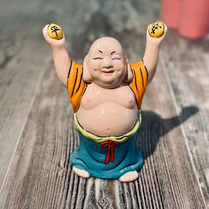 Hands Up Buddha, Buddha-figur, handgjord Buddha, manga-figur, tecknad keramik, keramikbuddha, unik dekor, unik keramik,