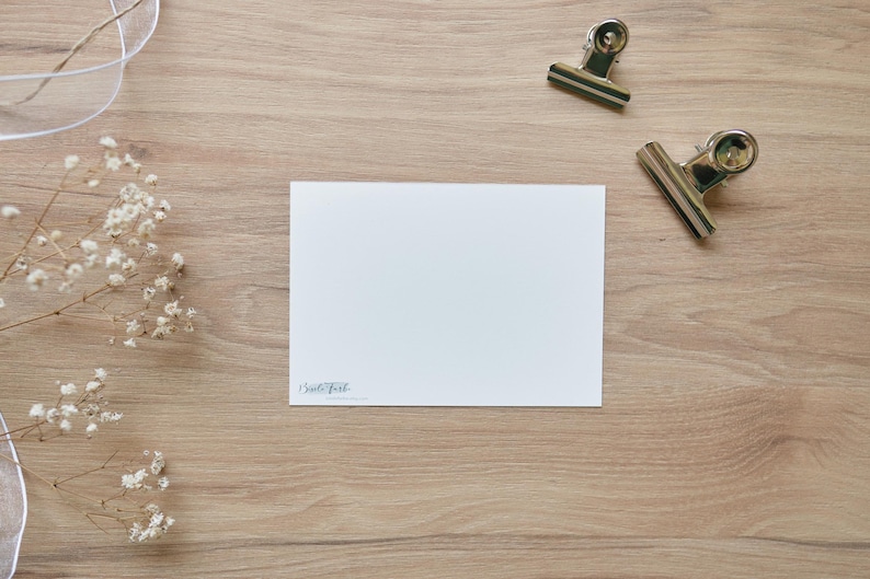 Puede incluir: Una tarjeta blanca en blanco con el texto "Small Talk" impreso en la esquina inferior izquierda. La tarjeta est&aacute; sobre una superficie de madera marr&oacute;n claro.