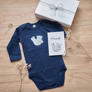 Geschenkbox Body Eisbär Klappkarte A6 personalisierbar zur Geburt Baby Kleinkind Schlupfbody Wickelbody Bio Baumwolle langarm neutral