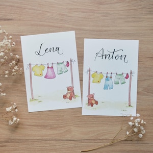Postkarte zur Geburt personalisierbar Baby Kleidung A6 Grußkarte Kind Name Baby Geburtstag Geburt Taufe Aquarell Handlettering Geschenkidee