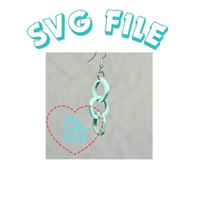 Puede incluir: Un par de pendientes colgantes de color azul claro con un diseño de cadena. Los pendientes están hechos de arcilla polimérica y tienen un gancho plateado.