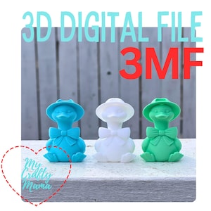 Op de afbeelding: Drie eendenbeeldjes in blauw, wit en groen, elk met een hoed en een vlinderdas. De afbeelding bevat de tekst "3D DIGITAL FILE" en "3MF". Er is ook een hartvormig logo met de tekst "My Crafty Mama".
