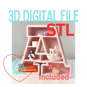 Könnte beinhalten: Ein rosa, buchstabenförmiges Regal mit mehreren Fächern, das Miniaturfiguren und Objekte enthält. Der Text "3D DIGITAL FILE STL A-Z Included" wird angezeigt. Das Regal ist mit einer herzförmigen Kontur und den Worten "My Crafty Mama" verziert.