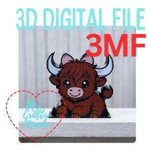 Peut inclure: Fichier numérique 3D représentant une vache des Highlands de dessin animé, avec une fourrure marron, des cornes blanches et un nœud rose. Le texte "3D DIGITAL FILE" et "3MF" est visible, ainsi qu'un logo en forme de cœur "My Crafty Mama".