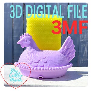 Może przedstawiać: Lawendowy plik cyfrowy 3D w kształcie kury, z teksturowaną żółtą gąbką z tyłu. Tekst "3D DIGITAL FILE" znajduje się nad kurą, a "3MF" jest w kolorze czerwonym. Logo "My Crafty Mama" ma kształt serca.