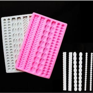 Puede incluir: Dos moldes de silicona para hornear, uno rosa y otro blanco, con diferentes diseños de trenzas. Los moldes se utilizan para crear bordes decorativos para pasteles.