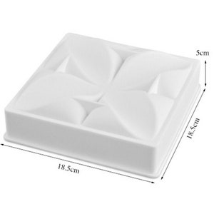 Op de afbeelding: Witte siliconen bakvorm, met afmetingen 18,5 cm bij 18,5 cm bij 5 cm. De vorm heeft vier afgeronde, overlappende secties.