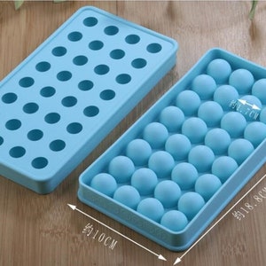 Peut inclure: Un moule en silicone bleu clair avec 24 cavités rondes pour faire du chocolat ou des bonbons. Le moule mesure environ 10 cm de long et 1,7 cm de large.