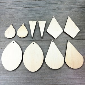Peut inclure: Un ensemble de 10 formes en bois non finies pour l'artisanat. Les formes comprennent des larmes, des triangles et des diamants. Chaque forme a un petit trou pour la suspension ou la fixation.