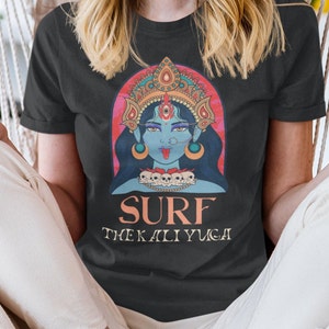 Hindoe Tshirt Godin Kali Surf op de Kali Yuga Spirituele Unisex Grafische Tee