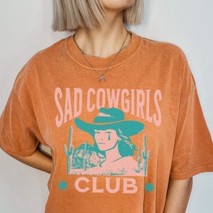Koszulka z motywem smutnego klubu kowbojek | Wzór płaczącej kowbojki w stylu retro | Koszulka w wygodnych kolorach | Estetyka kowbojki w stylu western | Koszulka kowbojska inspirowana stylem vintage