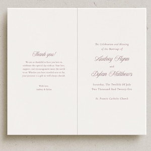 Peut inclure: Une invitation de mariage pliée, de couleur blanc cassé, avec une écriture élégante. Le recto indique "La Célébration et la Bénédiction du Mariage d'Audrey Flynn et Dylan Matthews." Le verso dit "Merci !" et comprend un message.