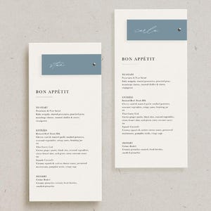 Menu weselne i karta miejsc ze srebrnymi ćwiekami, niestandardowy nowoczesny spersonalizowany wystrój, prosty minimalistyczny, drukowane menu obiadowe, nakrycie stołu