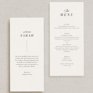 Könnte beinhalten: Zwei elfenbeinfarbene Hochzeitsmenükarten. Eine Karte trägt die Aufschrift "welcome SARAH" mit einer vertikalen Linie darunter. Die andere Karte trägt die Aufschrift "The MENU" mit einer Liste von Menüpunkten. Der Text "DOUBLE SIDED MENUS INCLUDE YOUR GUESTS NAME!" steht unten.