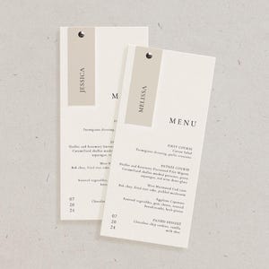 Spersonalizowane nowoczesne menu weselne i karta miejsc ze srebrnymi ćwiekami, spersonalizowany wystrój, prosty minimalistyczny, drukowane menu obiadowe, nakrycie stołu