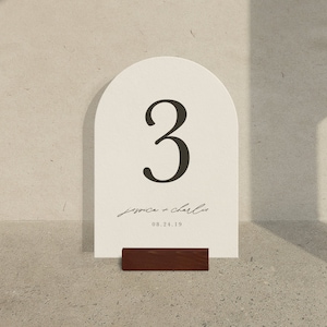 Numéro de table, décoration de réception moderne élégante et personnalisée sur mesure, carte de table de mariage minimaliste simple, cadre de table bohème arqué