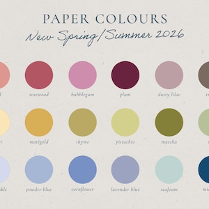Peut inclure: Une palette de couleurs intitul&eacute;e "Paper Colours" avec le texte "New Spring/Summer 2026." L'image pr&eacute;sente une grille de 18 pastilles de couleurs circulaires, dont corail, bois de rose, bubblegum, prune, lilas poussi&eacute;reux, truffe, beurre, souci, thym, pistache, marcha, sauge, pervenche, bleu poudre, bleuet, lavande, &eacute;cume de mer et minuit.