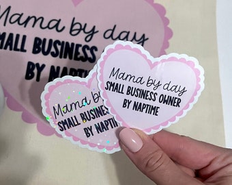 Sticker imperméable en vinyle Mama by Day, propriétaire de petite entreprise par Naptime