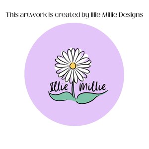 Op de afbeelding: Een paarse cirkel met een witte madeliefje met een gele kern en groene bladeren. De tekst "illie Millie" is geschreven in zwarte cursieve letters onder de bloem.