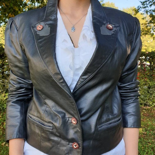 Schwarze Lederjacke mit Puffärmeln, bayerischer Vintage-Stil, Größe 38–40