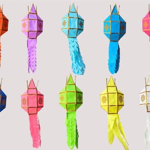 Pode incluir: Dez lanternas de papel coloridas com desenhos intrincados e bordas franjadas. As lanternas são de várias cores, incluindo laranja, rosa, roxo, azul, verde, amarelo e branco.